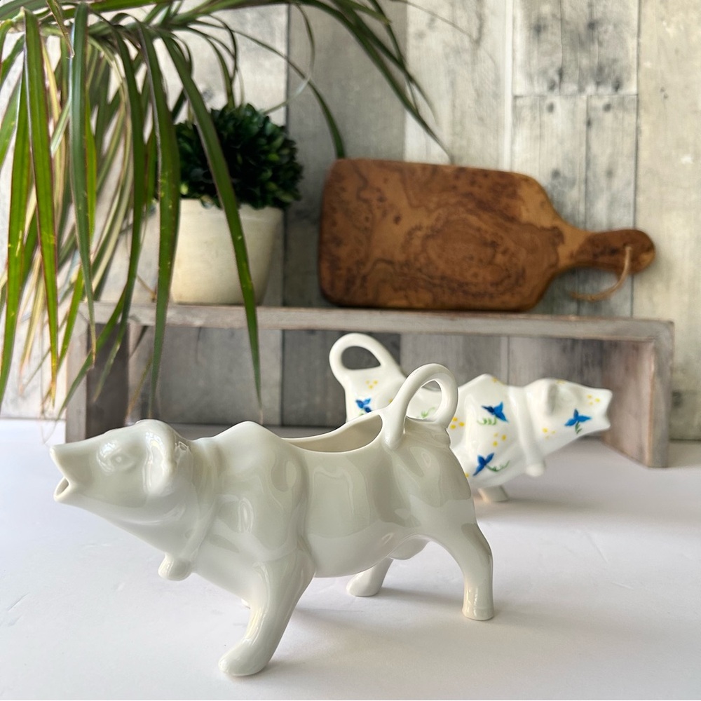 🌴Farmhouse White and Floral  Porcelain Cow Creamers (Set of Two)